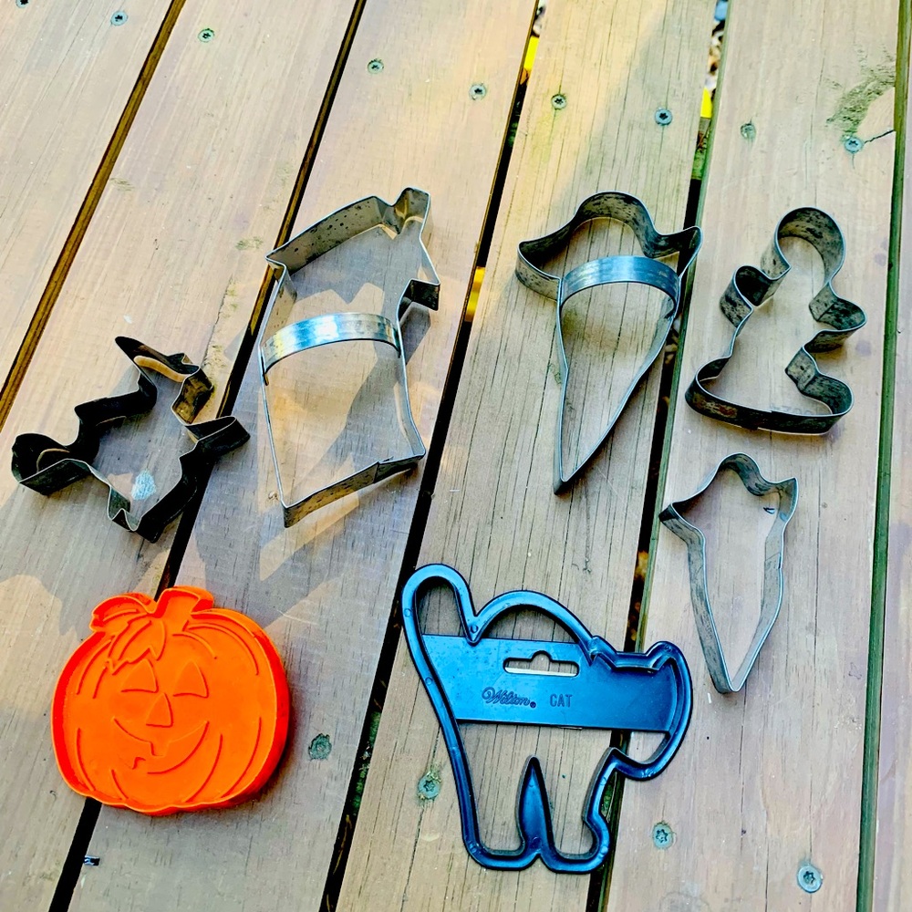 Halloween themed cookie cutters
Cat ghost haunted house witch Jack-o-lantern
